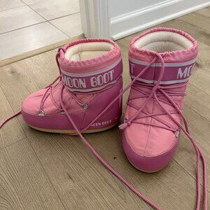 Classic Low 2 Bootie Moon Boots in Pink size Size: 35-38 (S/M)